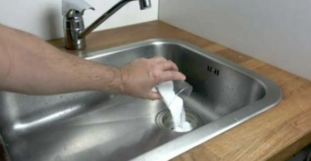 Smart trick hjælper dig med at rense afløbet og fjerner snavs!